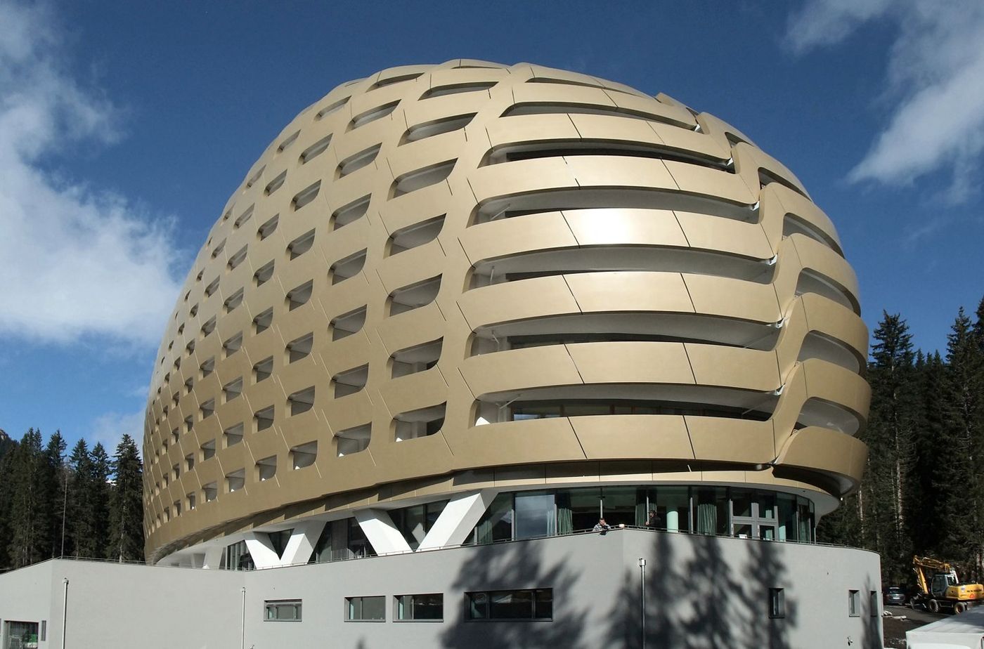 acoustic curtain STREAMER classic InterContinental Hotel Davos view from outside named golden egg