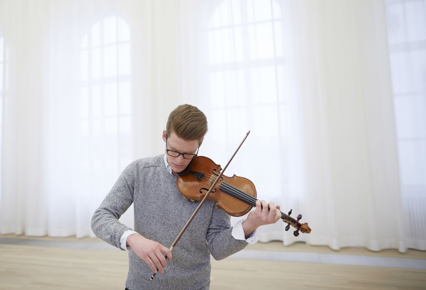Music Hotel Rheinau practicing the violin in music hall with STREAMER classic