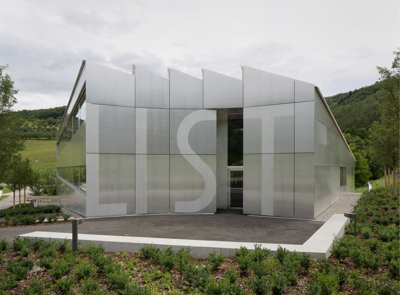 Customer center List in Arisdorf industrial style shell