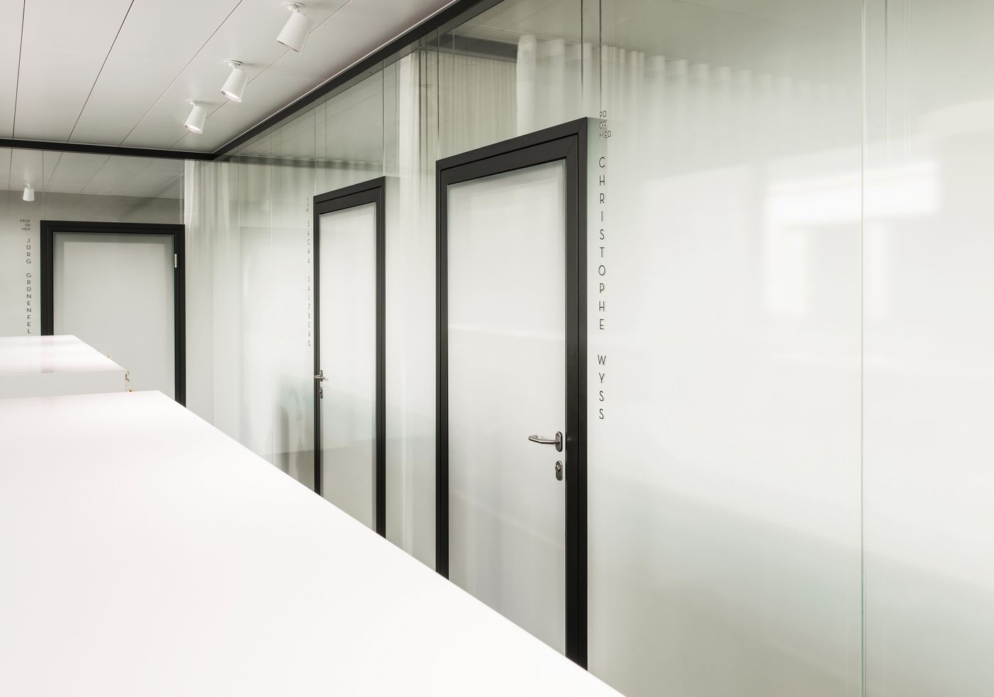 transparenter Akustik Vorhang WHISPER classic Hirslanden Clinic von Dost Architekten