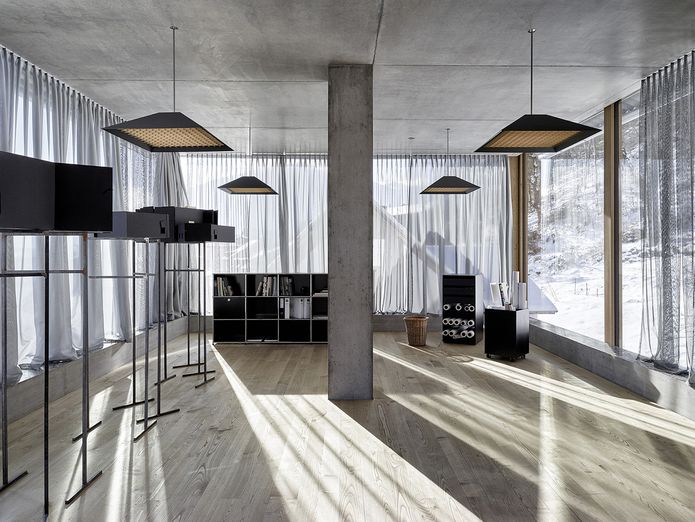 Ausstellungsraum transparenter Akustik Vorhang STREAMER pro Atelier Zumthor Haldenstein