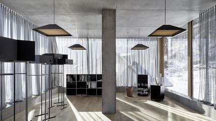 Ausstellungsraum transparenter Akustik Vorhang STREAMER pro Atelier Zumthor Haldenstein